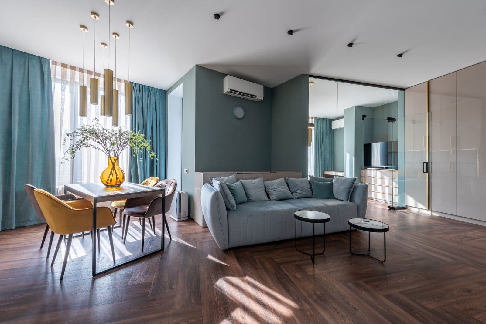 Sala y comedor de un apartamento con acabados de alta gama — foto ilustrativa