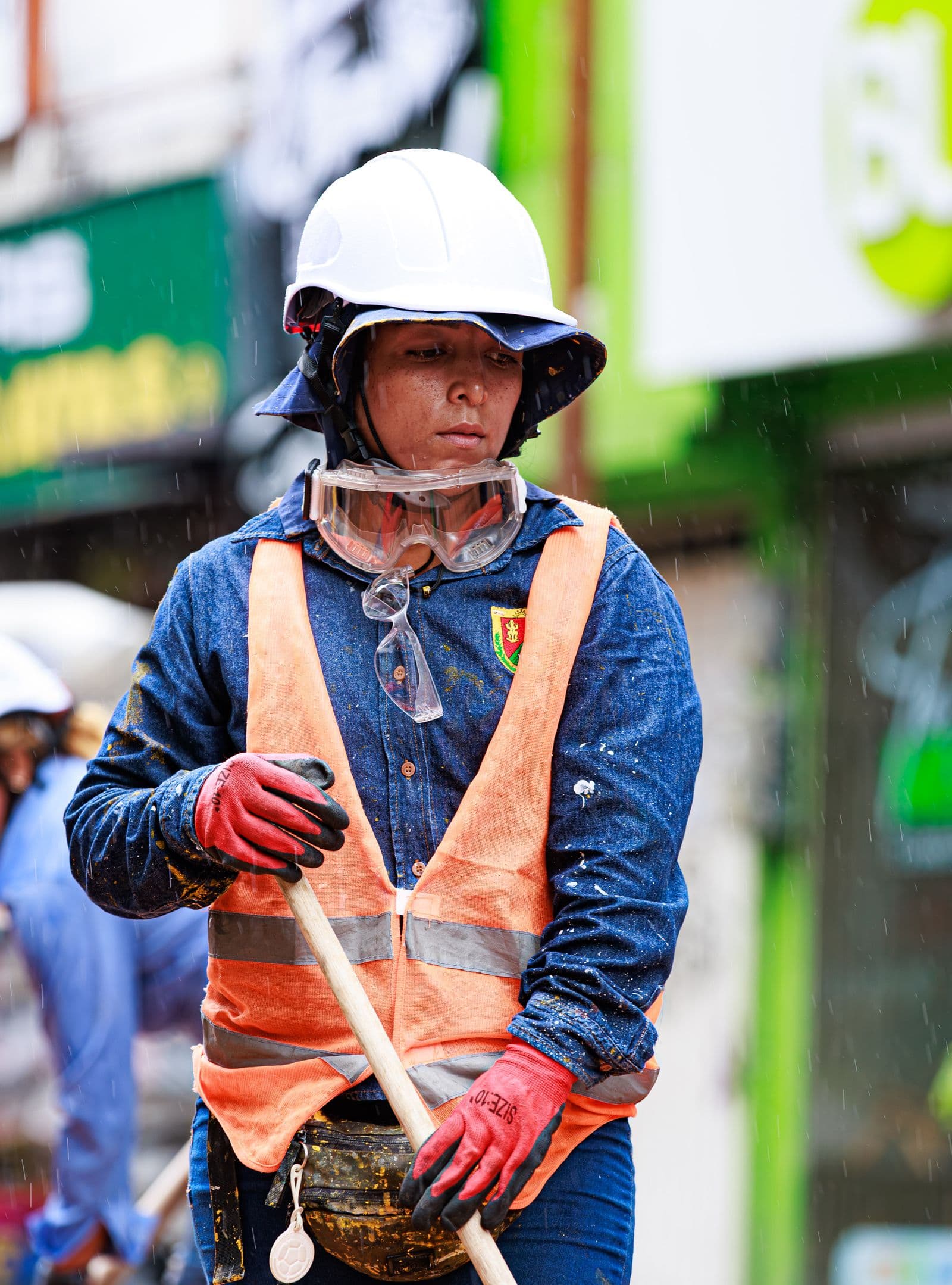 Oficial de obra colombiana con casco y equipo de seguridad, en Pereira — foto ilustrativa
