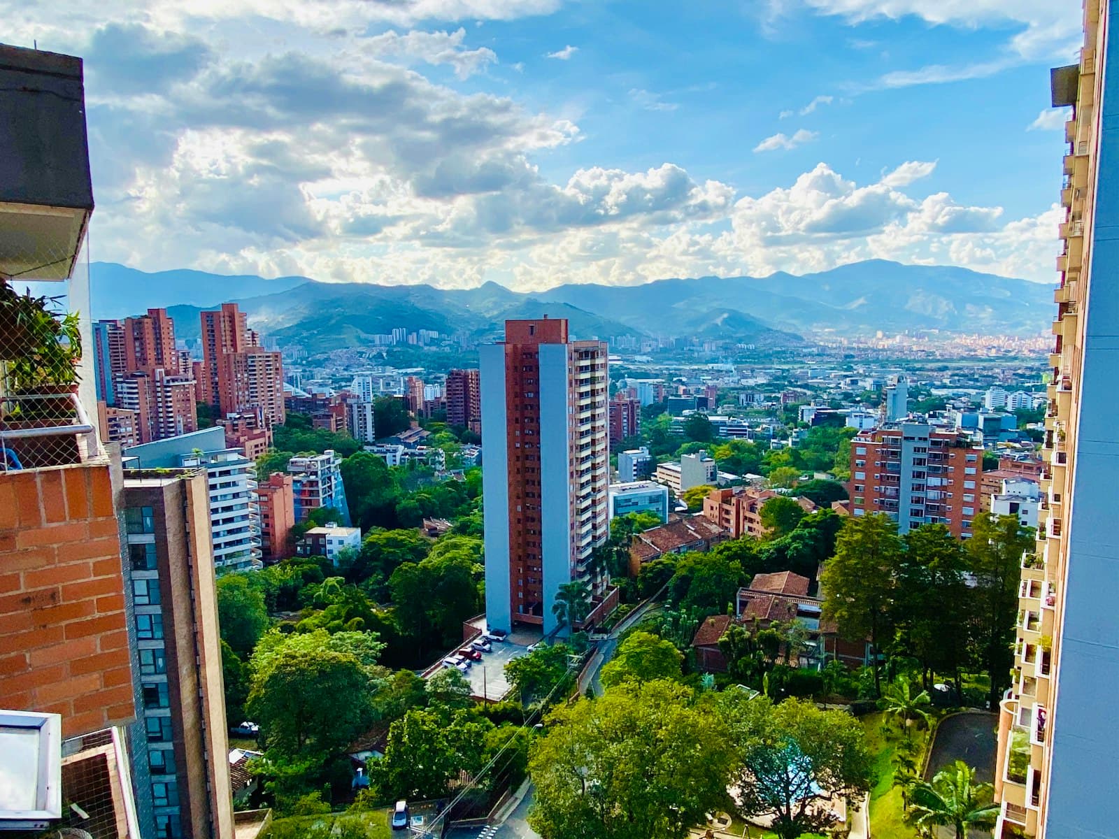 Torres residenciales en El Poblado, Medellín, con la cordillera de fondo — foto ilustrativa